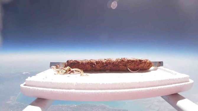 Helyum Balonuyla Gökyüzüne Gönderilen Kebap Dünya Gündeminde