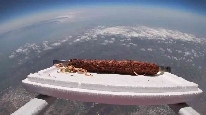 Helyum Balonuyla Gökyüzüne Gönderilen Kebap Dünya Gündeminde