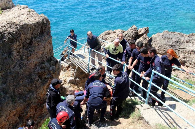 Çöp Toplamak İçin Çıktığı Falezlerden Düştü, İtfaiye Ekiplerince Kurtarıldı
