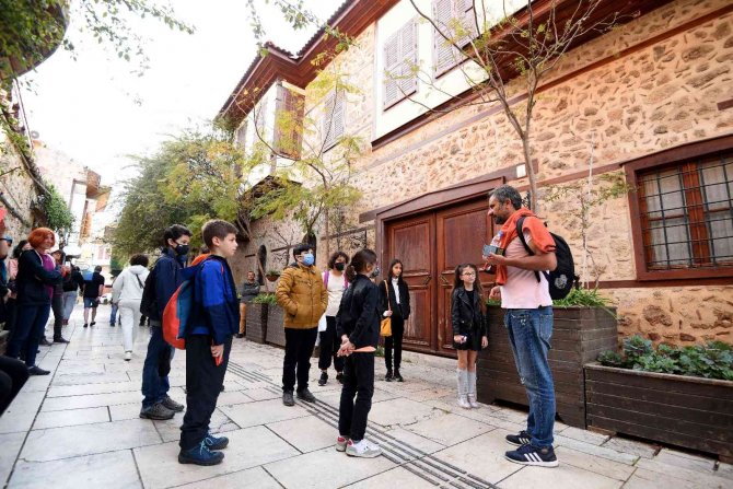 Çocuklar Ve Gençler, Profesyonel Rehberler Eşliğinde Kaleiçi’ni Gezdi