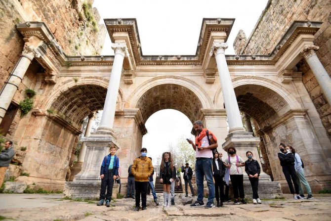 Çocuklar Ve Gençler, Profesyonel Rehberler Eşliğinde Kaleiçi’ni Gezdi