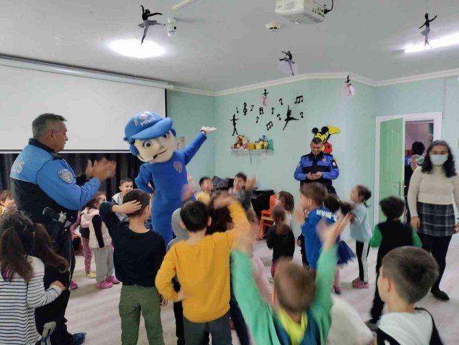 Minik Öğrencilere Polislerden Toplumsal Eğitim