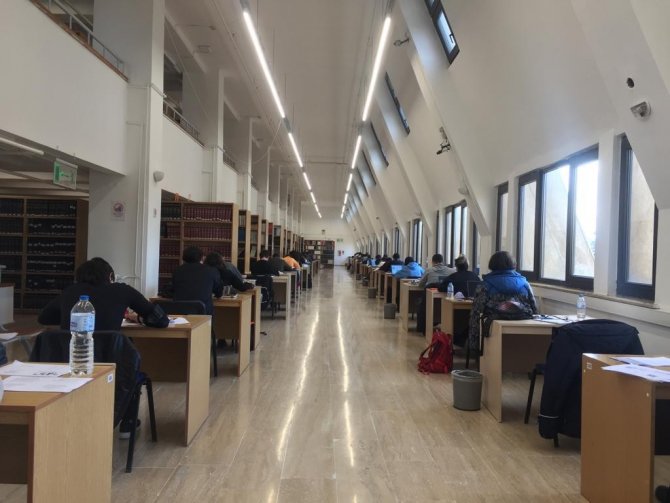 Kütüphanedeki Sessiz Ortam Öğrenciler İçin Cazipliğini Koruyor