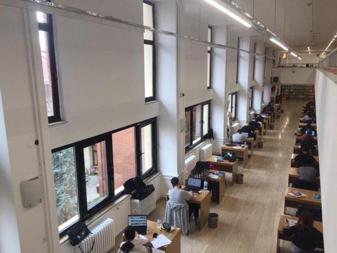 Kütüphanedeki Sessiz Ortam Öğrenciler İçin Cazipliğini Koruyor