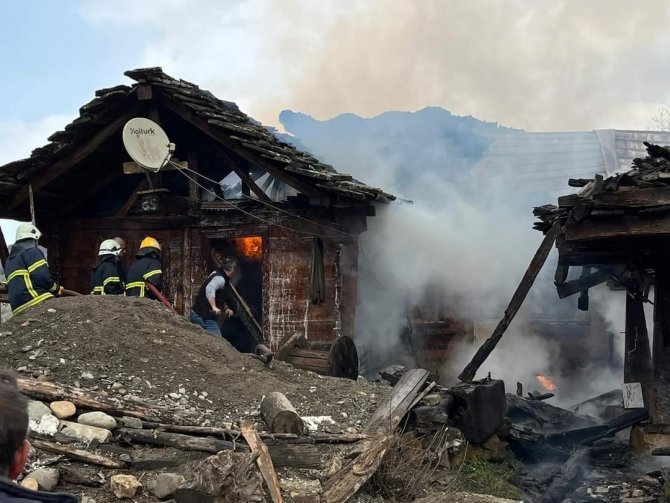 Sinop’ta 1 Ev Ve 3 Ambar Yandı