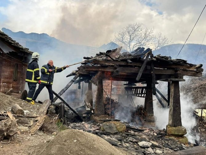 Sinop’ta 1 Ev Ve 3 Ambar Yandı