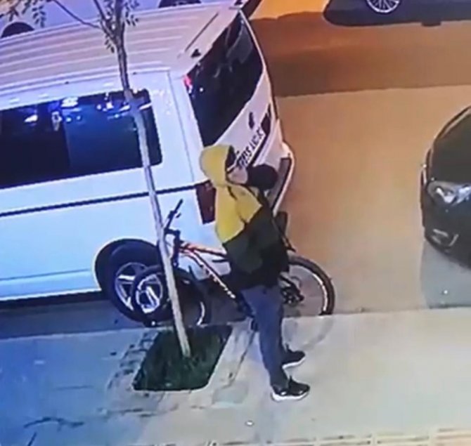 Batman’da Kaldırımda Çalınan Bisiklet Güvenlik Kamerasına Takıldı