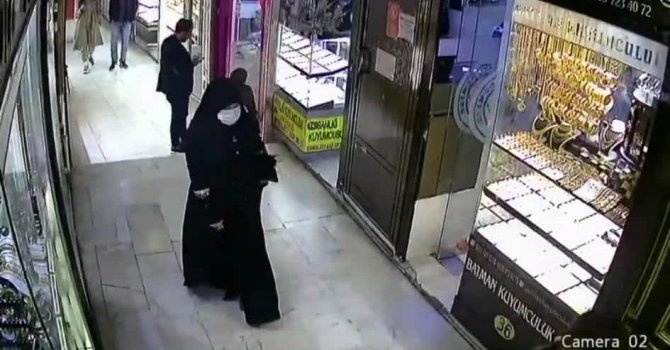 Kadın Hırsız, Çaldığı Kolyenin Ağırlığını Beğenmeyince 80 Bin Lira Değerinde Daha Ağırını Çaldı
