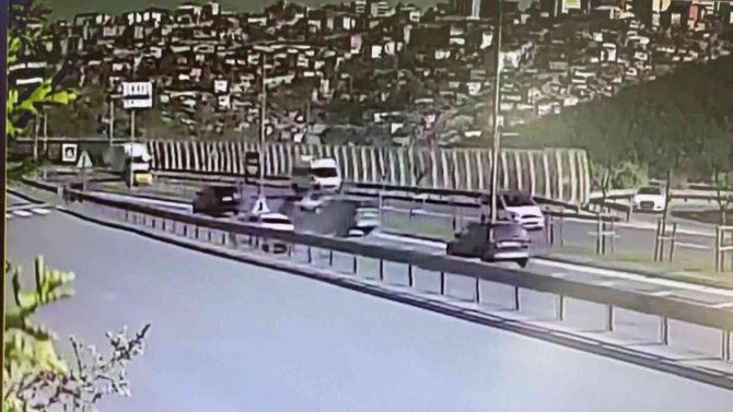 Beşiktaşlı Futbolcu Montero’nun Karıştığı Zincirleme Kaza Kamerada