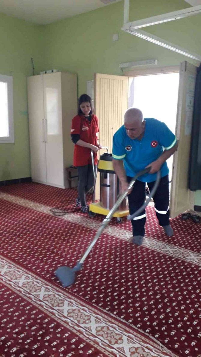 Ceyhan’da Camilerde Temizlik Ve Bakım Çalışması