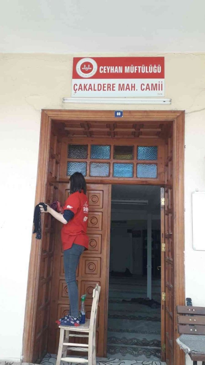 Ceyhan’da Camilerde Temizlik Ve Bakım Çalışması