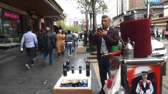 Nisan Ayında Diyarbakır’daki Soğuk Hava Meyan Kökü Şerbeti Satışlarını Etkiledi