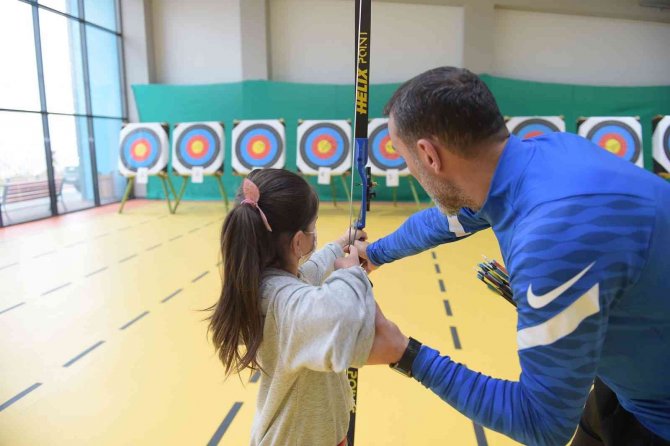 500 Altındağlı Çocuk Okçuluk Kursunda