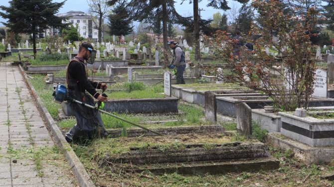 Mezarlıkta Bayram Temizliği