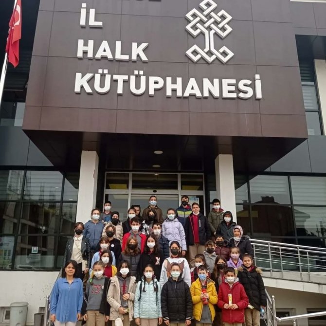 Öğrenciler Kütüphaneyi Gezdi