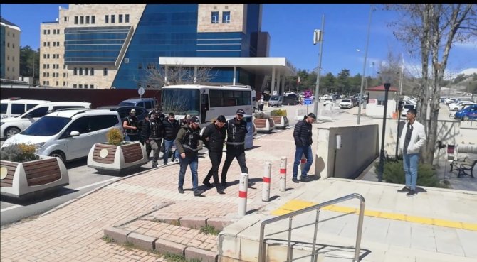 Hesap Ödedikten Sonra Tehditler Savurup Havaya Ateş Açan 3 Şüpheli Yakalandı