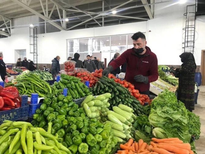 Pazarlarda Fiyatlar Yarı Yarıya Düştü