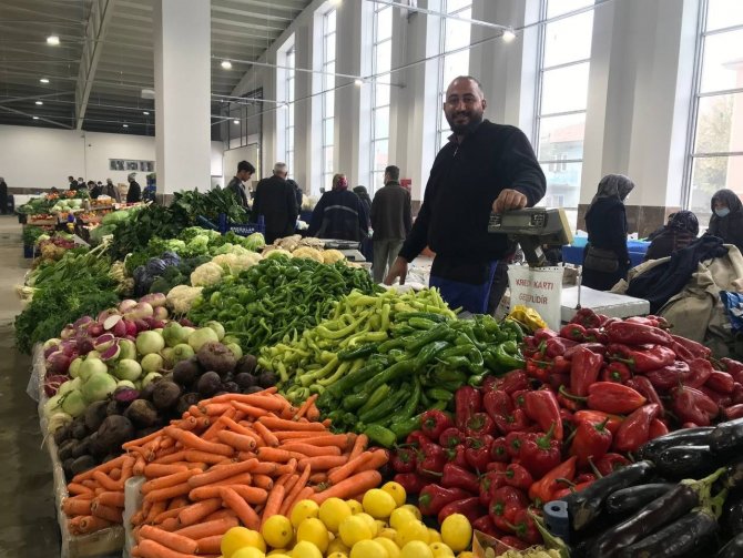 Pazarlarda Fiyatlar Yarı Yarıya Düştü