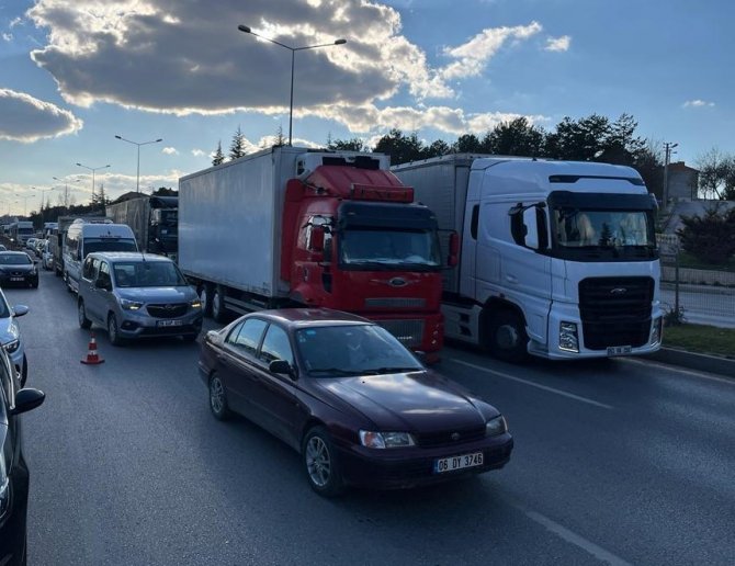 Servis Minibüslerin Kazası Çevreyolunu Kilitledi