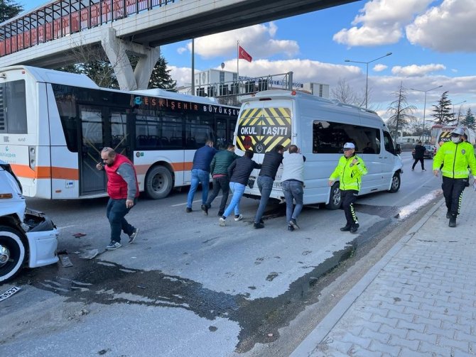 Servis Minibüslerin Kazası Çevreyolunu Kilitledi