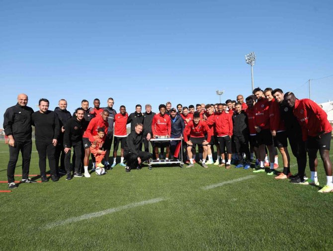 Antalyaspor’da Yıldız Futbolcu Luiz Adriano’ya Doğum Günü Kutlaması