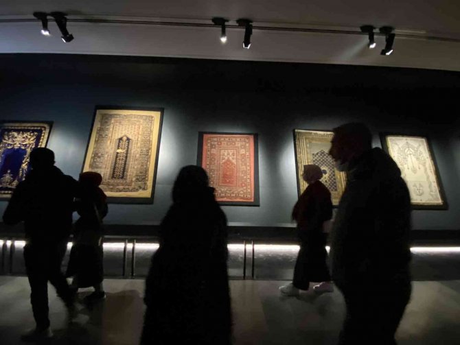 Asırlık Seccadeler İ̇slam Medeniyetleri Müzesi’nde Görücüye Çıktı