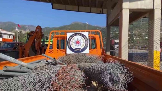 Hatay’da Otoyoldaki Tel Ve Demir Çitleri Çalan 2 Şüpheli Yakalandı