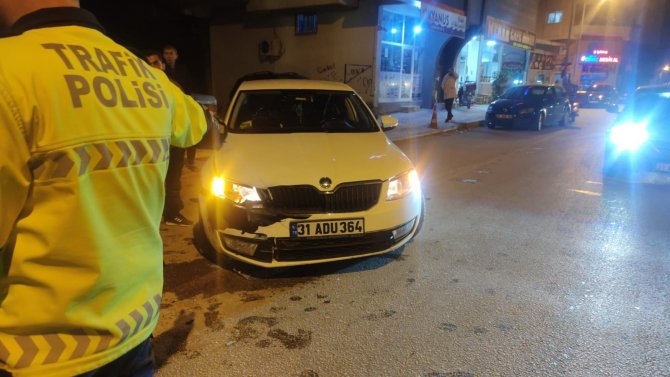 Hatay’da Virajı Alamayan Otomobil Park Halindeki Araçlara Çarptı: 3 Yaralı