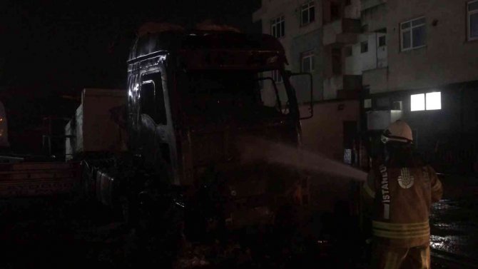 Sancaktepe’de Park Halindeki Tır Yandı