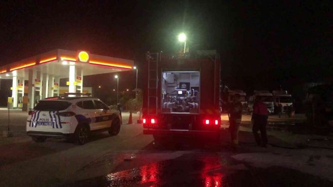 Sancaktepe’de Park Halindeki Tır Yandı