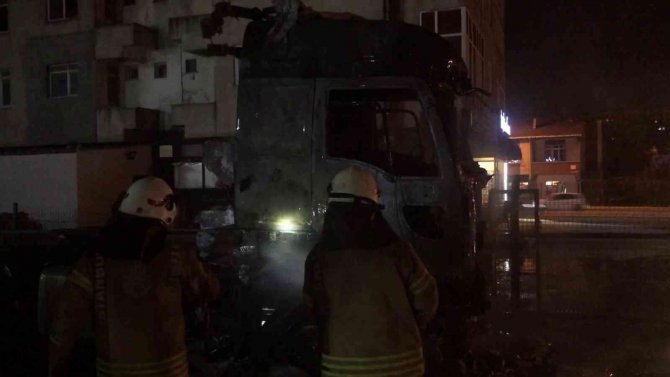 Sancaktepe’de Park Halindeki Tır Yandı