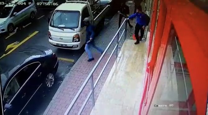 İ̇stanbul’da Dehşet Anları Kamerada: Bıçaklanan Adam Paletle Kendini Korumaya Çalıştı