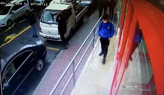 İ̇stanbul’da Dehşet Anları Kamerada: Bıçaklanan Adam Paletle Kendini Korumaya Çalıştı