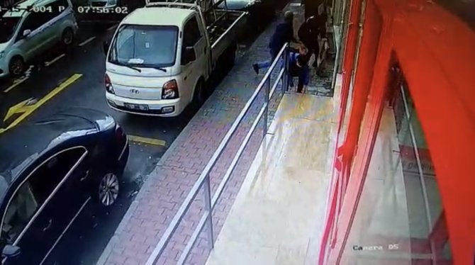 İ̇stanbul’da Dehşet Anları Kamerada: Bıçaklanan Adam Paletle Kendini Korumaya Çalıştı