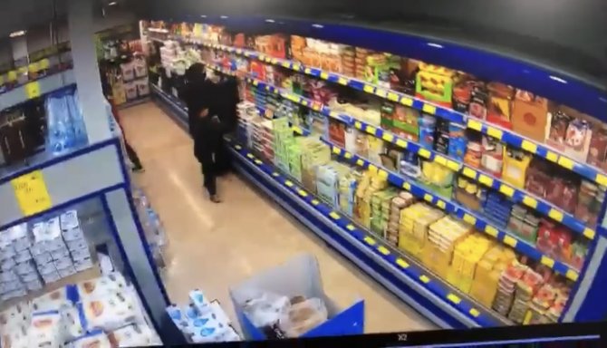 İ̇stanbul’da Marketten Hırsızlık Yapan Kadın Kamerada: Bazılarını Çaldı, Bazılarını Da Ödedi