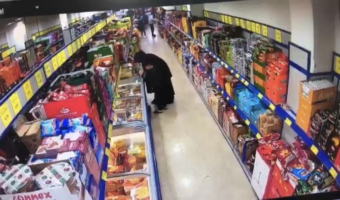 İ̇stanbul’da Marketten Hırsızlık Yapan Kadın Kamerada: Bazılarını Çaldı, Bazılarını Da Ödedi