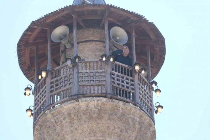 Ahşap Şerefeli Minarede Ramazan Geleneğini Sürdürüyor