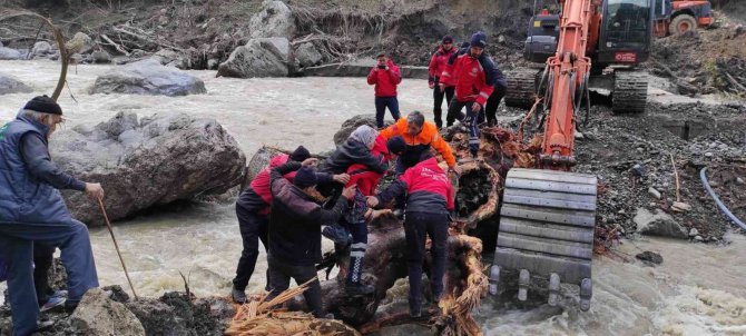 Köprüsü Yıkılan Köydeki Hasta Kadını Sırtında Taşıyarak Kurtardılar