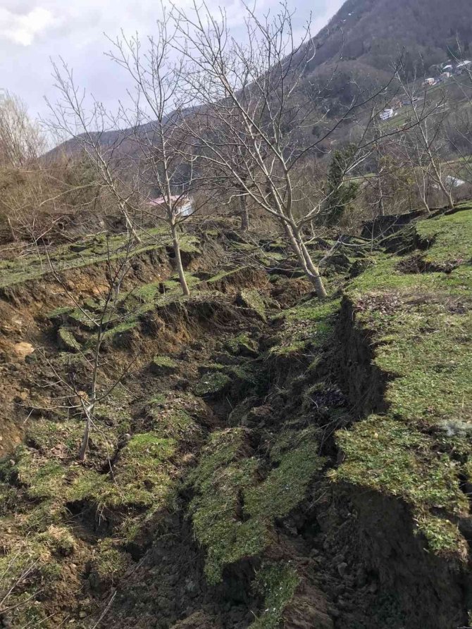 Kaymakam Yılmaz, Heyelan Bölgesini İnceledi