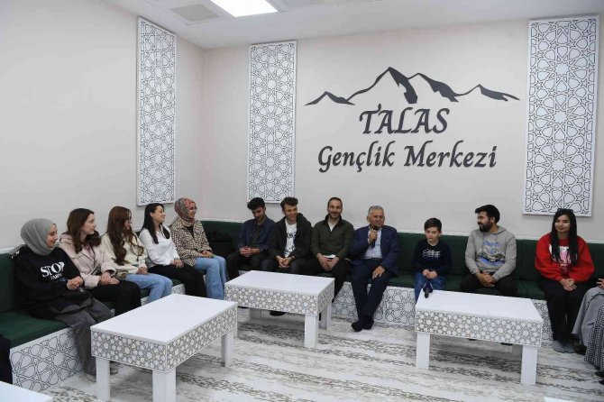 Başkan Büyükkılıç Gençlerin Davetini Geri Çevirmedi