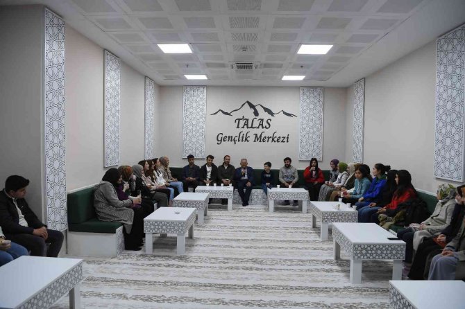 Başkan Büyükkılıç Gençlerin Davetini Geri Çevirmedi