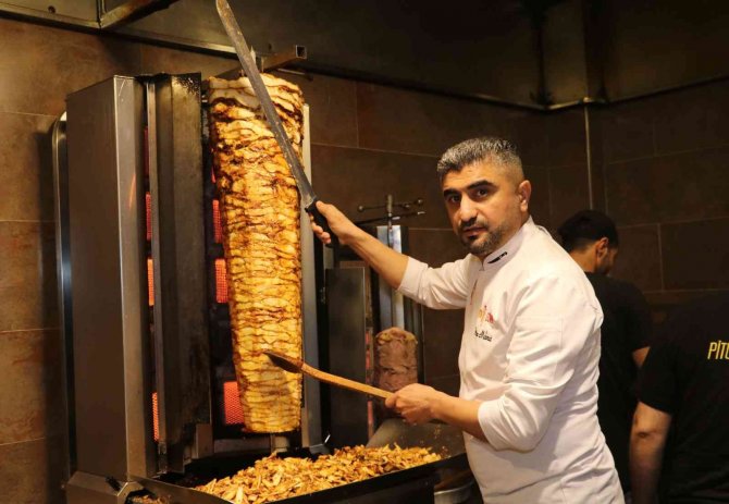 Kebabın Başkentinde Metrelik Dönerleriyle Fark Oluşturuyor