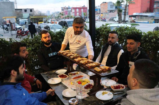 Kebabın Başkentinde Metrelik Dönerleriyle Fark Oluşturuyor