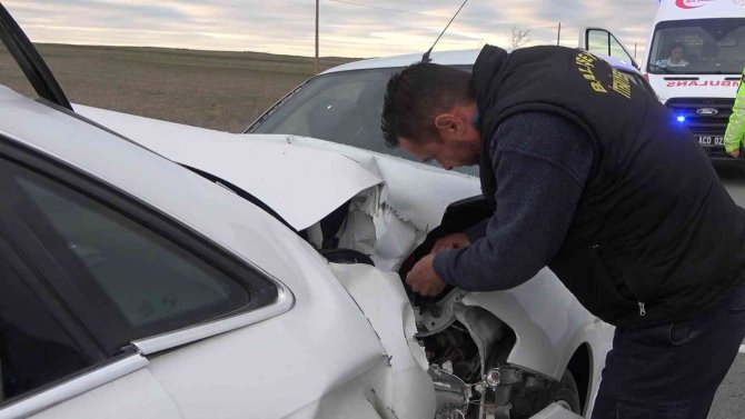 Park Halindeki Otomobile Arkadan Çarptı: 3 Yaralı