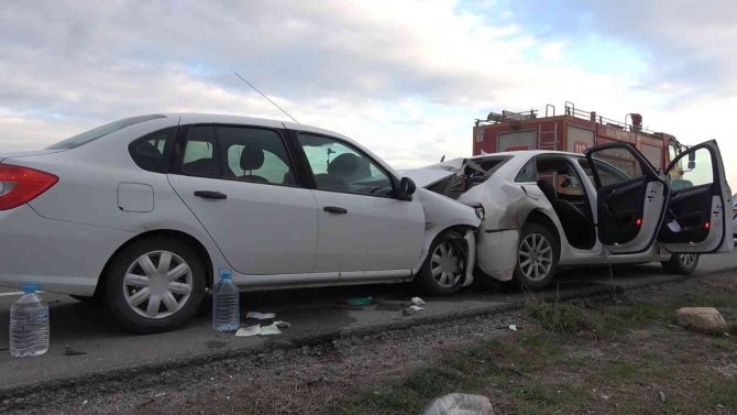 Park Halindeki Otomobile Arkadan Çarptı: 3 Yaralı