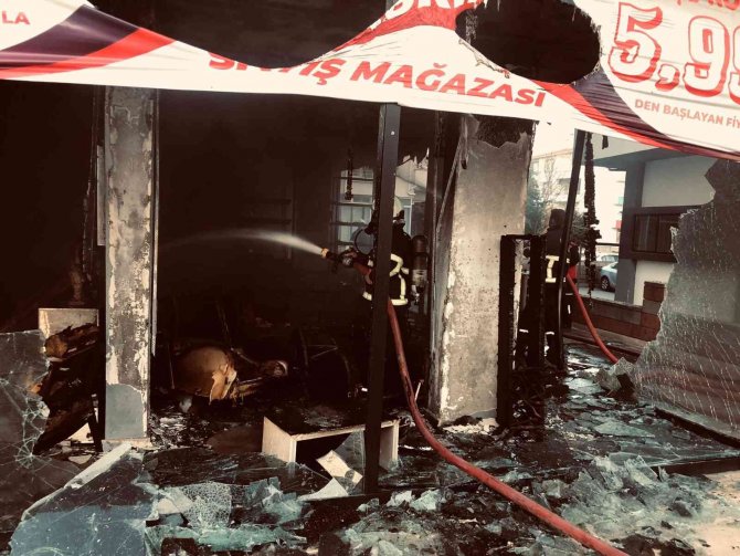 Lüleburgaz’da Mobilya Mağazası Yandı