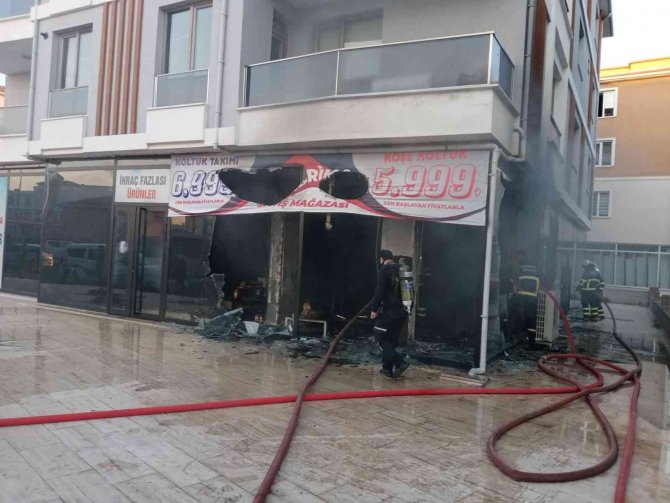 Lüleburgaz’da Mobilya Mağazası Yandı