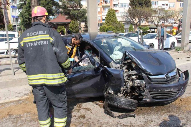 Refüje Çarpan Otomobil Hurdaya Döndü, Sıkışan Yaralıları İtfaiye Çıkardı