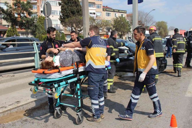 Refüje Çarpan Otomobil Hurdaya Döndü, Sıkışan Yaralıları İtfaiye Çıkardı