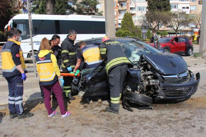 Refüje Çarpan Otomobil Hurdaya Döndü, Sıkışan Yaralıları İtfaiye Çıkardı